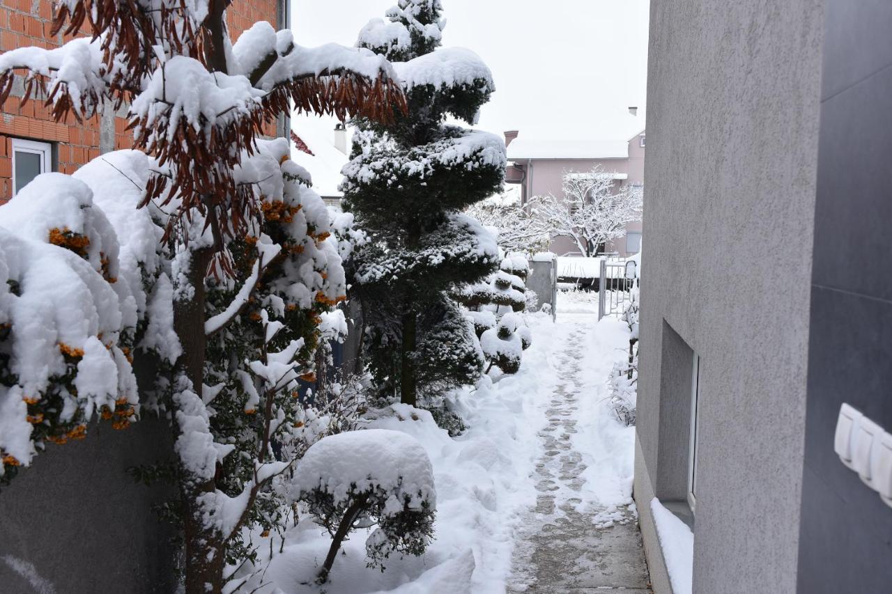 Blue House Apartment Ni Kültér fotó